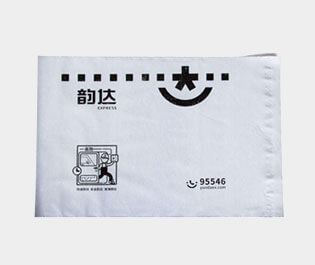 塑料快遞袋使用較多的是用聚乙烯材料做成，具有成本低，使用方便，防水性能好的特點。多用于運送文件、單據(jù)、資料、貨物等所包裝用的袋子。又稱為速遞袋、郵寄袋、快遞打包袋。體輕，富有彈性，有良好的抗沖擊性，無毒、無味、防潮、耐腐蝕，環(huán)保性較強，并且回收力度較大。
