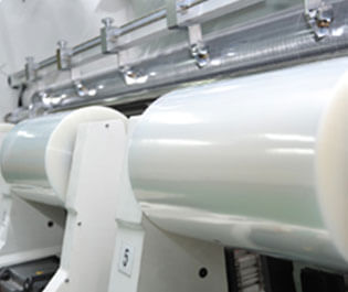 多層高阻隔膜是由多層共擠吹膜機利用不同塑料材料阻隔性能和相差迥異共擠出的薄膜。不同的塑料材料阻隔的性能相差迥異，共擠薄膜可將各種功能不同的塑料共擠復合成一張薄膜，達到對氧氣、水、二氧化碳、氣味等高阻隔的效果。此外，耐油、耐潮濕、耐120℃的高溫蒸煮、耐低溫冷凍、保質(zhì)、保鮮、保氣味?？捎糜谡婵瞻b、無菌包裝、充氣包裝；