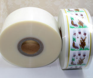 "食品復合膜是由PE等薄膜材料符合而成， 廣泛適用于包裝、食品、藥品等產(chǎn)品，具有環(huán)保、無臭無異味、熱封性能好、阻隔性好、遮光性強、耐油、強度高等特點。"