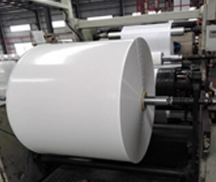 "本公司采用三層共擠、五層共擠吹膜機，合理的結構設計，充分體現(xiàn)不同層次的功能，設備具有主機聯(lián)動，動能無損耗，強輸出；合金螺桿，提升品質(zhì)和塑化；高精度模具，穩(wěn)定拉伸，高強度；配進口風環(huán)和測厚裝置，誤差精度達到百分之二，媲美光學級薄膜特性。本設備生產(chǎn)的產(chǎn)品具有強度、韌性、開口性、防潮性和熱封性等性能。 "