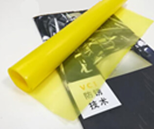 本公司采用三層共擠吹膜機，由內(nèi)層模體、中層模體、外層膜體組成，分別將三層共擠的膜體配方進行配比，配三種不同屬性的合金擠出機，配套合適的高精度模具和德系風環(huán)，均勻混合擠出，一次性吹制的薄膜。本公司設備吹制的防銹膜在不破損的情況下，使用壽命長，防銹能力強，成本低等特點。