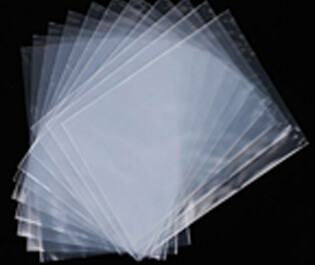 藥用聚乙烯袋因其優(yōu)良的耐低溫性能及良好的化學穩(wěn)定性和電絕緣等性能，被廣泛應用于原料藥粉、食品粉末、化工粉料的轉運和暫存。此外，在食品行業(yè)中，還可以與紙板、鋁箔共同組成食品的包裝容器，主要阻隔液體滲漏和微生物侵襲的作用。