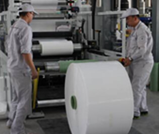 "FFS重包裝袋為制袋(Film)—裝料(Fill)—封口(Seal)一體化的縮寫，是歐洲新發(fā)展起來的一種高速包裝技術，包裝效率高且成本低，是包裝行業(yè)內(nèi)里的高科技產(chǎn)品。相比塑編袋，其原料配比獨特，性能優(yōu)越環(huán)保，設備裝置先進，便于回收利用，符合國際通用的第四類環(huán)保包裝材料要求。耐撕裂、防粘連、抗靜電、抗氧化、高光澤度。 "